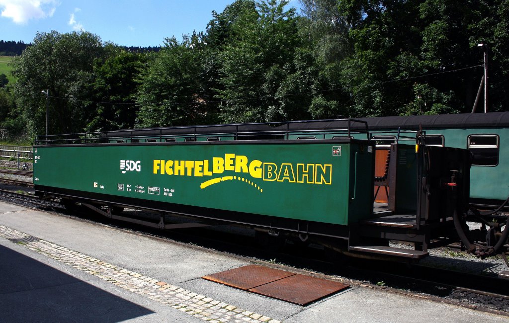 Ein  Schmalspur-Cabrio  - offener Aussichtswagen, eingereiht in die Garnitur des SDG1005, Bahnhof Kurort Oberwiesenthal, 31.7.010.