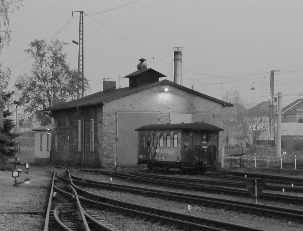 Ein Schmalspurwagen der Traditionsbahn Radebeul in Radebeul Ost; 05.11.2011