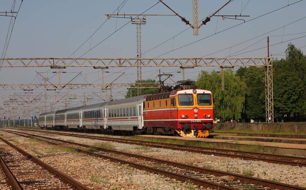 Ein schmucker Zug der HZ fhrt mit Zuglok 1142.009 in den Bahnhof
Streznevojna Vepolje ein. Es handelt sich dabei am 19.5.2011 um den 
Intercity nach Zagreb.