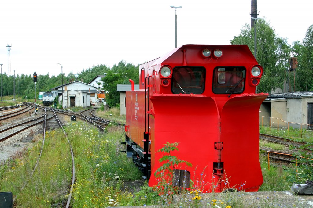 Ein Schneepflug Typ  Meiningen  abgestellt im Bereich des ehemaligen Bw Kamenz (Aufnahme vom 01.07.2011)