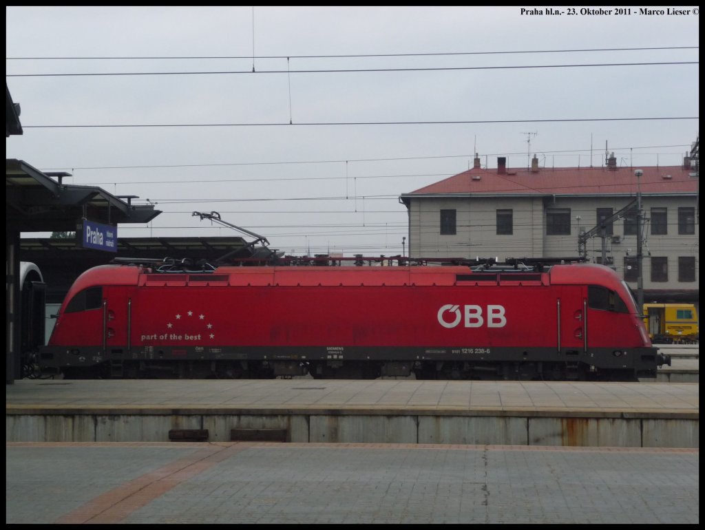 Ein Schnellzug aus sterreich ist gerade in den Prager Hbf (Praha hl.n.) eingefahren. Schlusslicht bildet BB 1216 238 whrend der Zug von BB 1216 239 gezogen wurde (23.10.2011) 