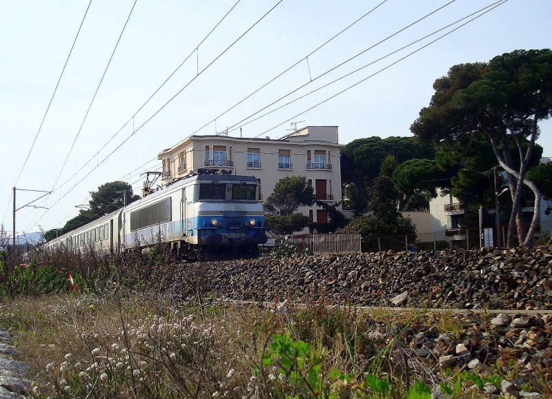 Ein Schnellzug in  En Voyage -Lackierung unterwegs in Richtung Cannes/ Cote Azur. 2.4.2011