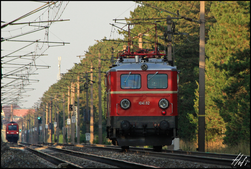 Ein schne Begegnung bot sich am 05.08.13 auf der Neunkirchner-Allee.
1041.02 trifft auf 1216.233.
Wer wohl mehr Freude am Fahren hat?
