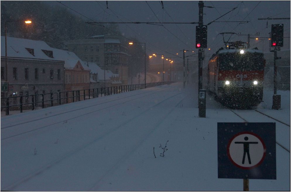 Ein schner Wintertag beginnt - REX 2105 (Gmnd N-Wien FJB) im Schneetreiben in Wien Nudorf. 17.1.2013