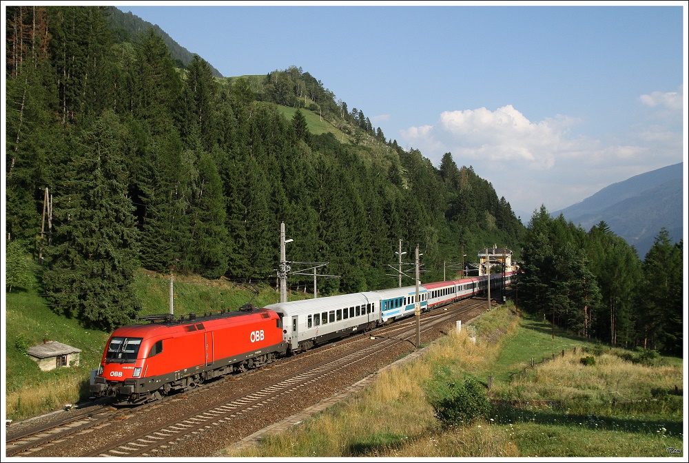 Ein schnes Motiv auf der Tauernbahn ist der alte Bahnhof Penk.Hier konnte ich den Taurus 1116 279 mit EC 110 von Klagenfurt nach Mnchen ablichten.
16.07.2010
