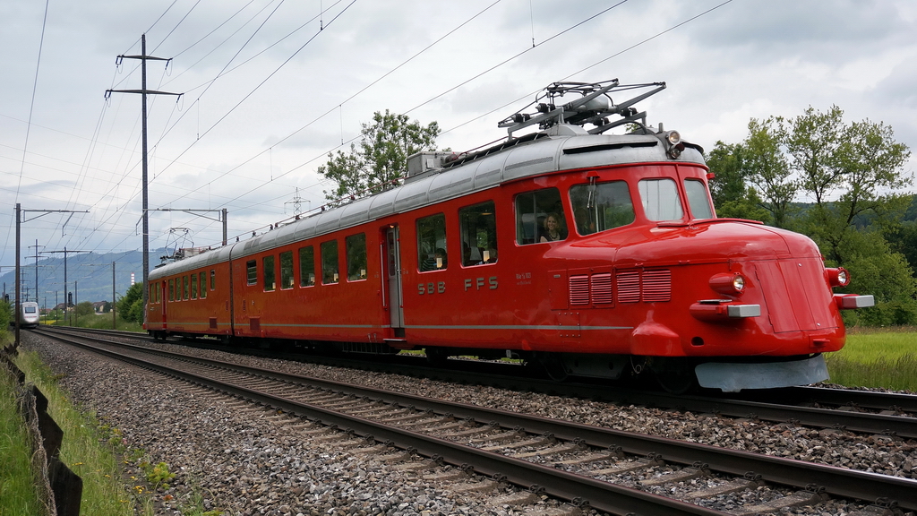 Ein schnes Stck Nostalgie, der rote Pfeil RAe 4/8  1021, in leuchtendem Rot auch ohne Sonnenschein bei Eiken/Aargau am 26.5.2013.
