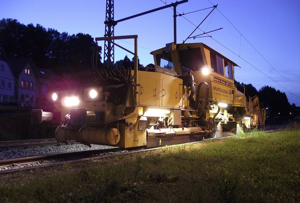 Ein Schotterpflug der Erfurter Gleisbau am 17. Mai 2011 beim n�chtlichen Einsatz auf Gleis 5 in Kronach.