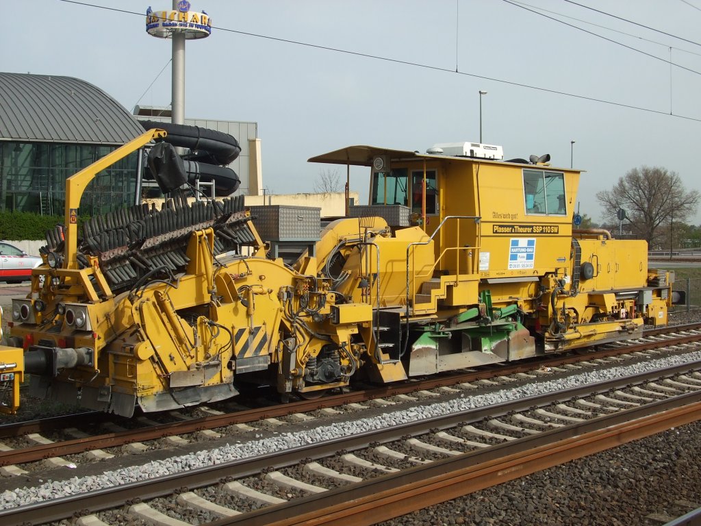 Ein Schotterpflug (Nr. 97 16 46 507 18-8) steht in Bielefeld. 11.04.2011.