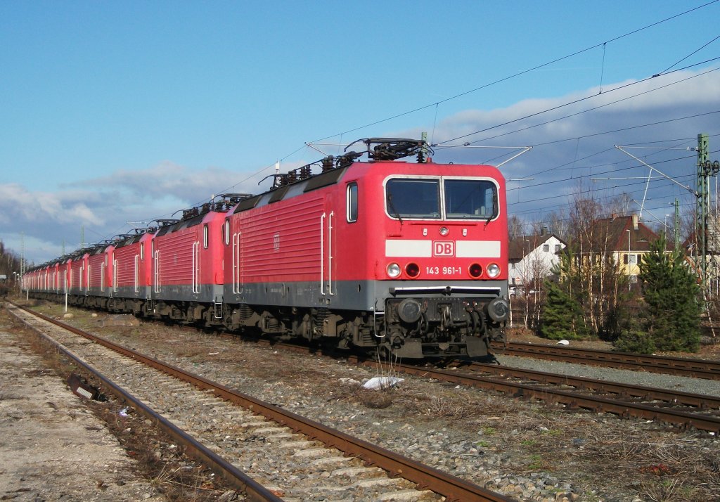 Ein Schrott-Lokzug aus 12 Loks der BR 143 abgestellt am 15.Januar 2012 in Roth. Die Loks waren 143 961-1; 240-0; 172-5; 160-0; 341-6; 150-1; 866-2; 024-8; 938-9; 
154-3; 636-9 und 143 165-9.