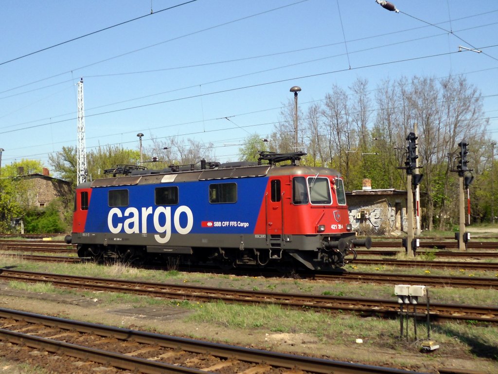 Ein Schweizer ist am 21.04.2011 im Bf Oranienburg abgestellt, die 421 391-4 der SBB Cargo.