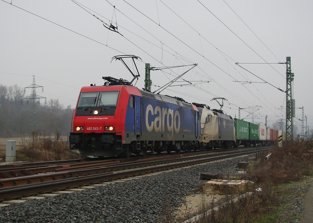 Ein schweizerisch-sterreichisches Doppel bespannte diesen Containerzug in Richtung Sden am 18.02.2011: 482 043-7 mit 182 566 (ES 64 U2-066). Aufgenommen an der Nordeinfahrt nach Eschwege.