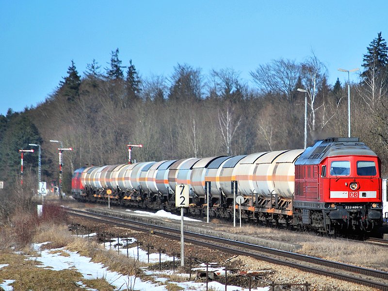 Ein schwerer Kesselwagenzug mit 233 486 an der Zugspitze und 225 Tandem am Zugschluss bei der Einfahrt in Tling von Mhldorf kommend am 25.2.2010.