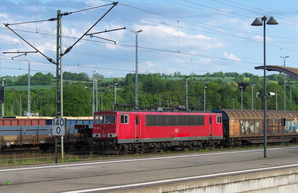Ein Schwergewicht fr schwere Lasten ist sie immer noch die Baureihe 155.  155 020-1 hat einen Gterzug nach Saalfeld gebracht, wird gleich abgekuppelt und dann abgestellt, um auf neue Aufgaben zu warten.

19 Mai 2012