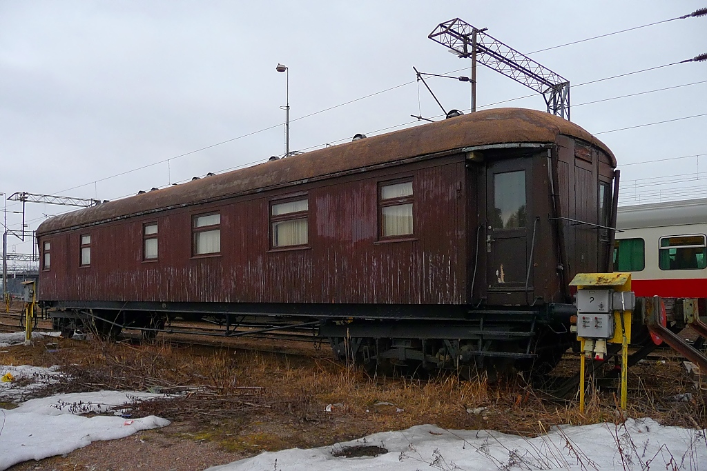 Ein sehr alter Personenwagen steht noch im Bahnhof Riihimki, 12.4.13