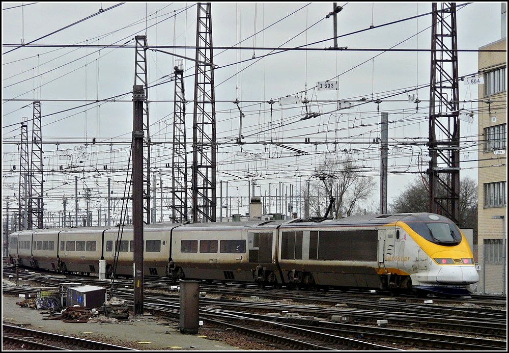 Ein sehr schnutziger Eurostar verlsst am 06.02.2011 den Bahnhof Bruxelles Midi in Richtung London. (Hans)
