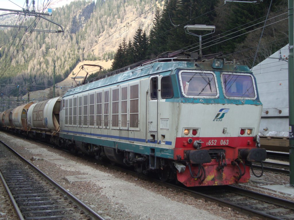 Ein sehr seltener Cerealien-Zug aus Belgien nach Italien stehr an der  Pool-Position  des Brennerpasses bereit, und wartet auf das gr��ne Licht. lokomotive: E652.063 von Trenitalia Cargo. 