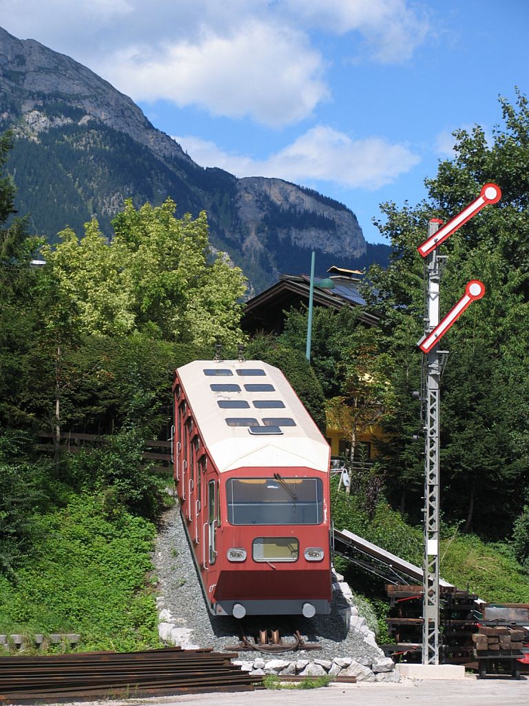 Ein Seilbahntriebwagen auf Bahnhof Jenbach Achenseebahnstation am 15-08-2010.