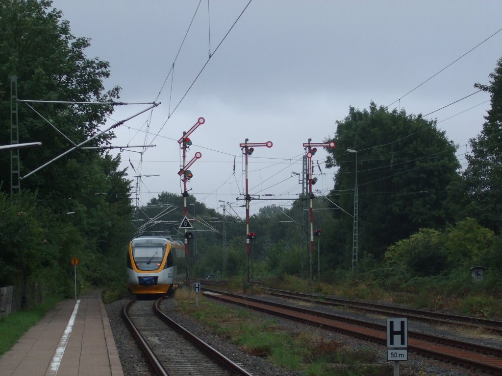 Ein selten gewordener Anblick: dieses Formsignale kann man in Bielelfeld nur noch auf der Strecke Bielefeld Hbf - Lemgo Lttfeld sehen. Hier entschwindet gerade ein Zug der Baureihe 643 aus dem Bahnhof Bielefeld Ost. Aufgenommen am 17.08.2010.