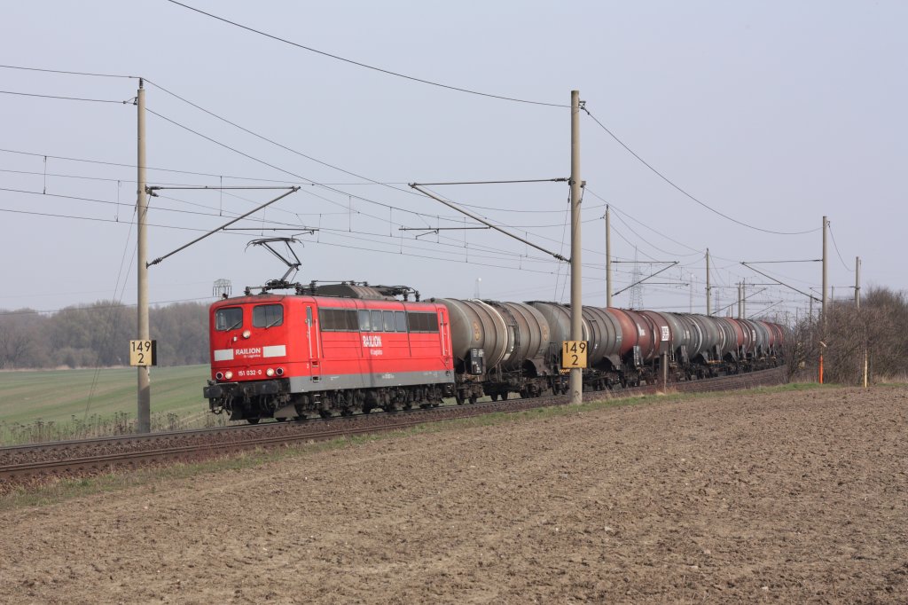 Ein seltener Gast auf der Bahnstrecke zwischen Magdeburg und Braunschweig: 151 032-0 mit einem Kesselwagenzug auf der Fahrt in Richtung Westen. Fotografiert am 30.03.2011 unterhalb der Autobahnbrcke der A14 bei Niederndodeleben. 