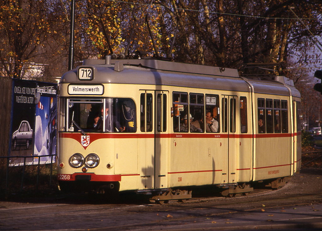 Ein seltener Gast auf der Sl 712: Rheinbahn Tw 2268 biegt aus Ratingen kommend auf die Grafenberger Allee ein und erreicht die Hst Schl�terstra�e, 09.11.1986.