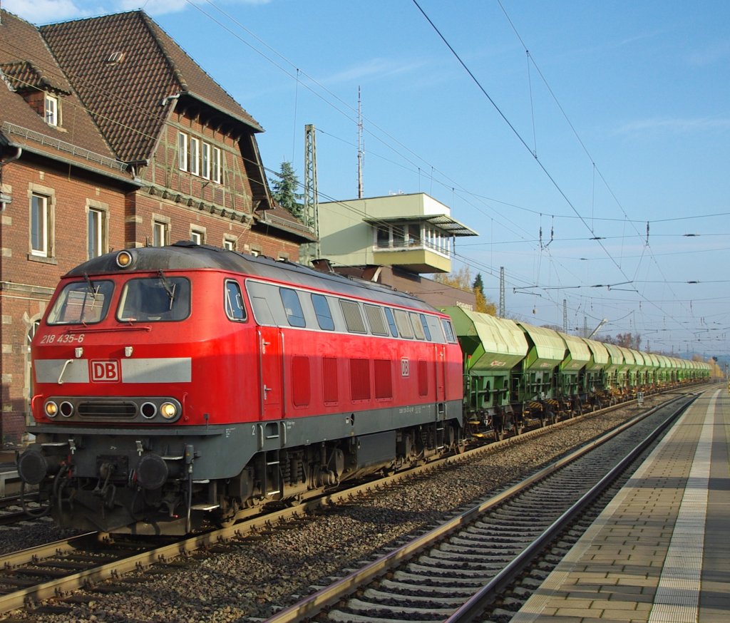 Ein seltener Gast auf dieser Strecke war am 12.11.2009 auch die 218 435-6 auf ihrem Weg in Richtung Kassel erleuchtet von den ersten krftigen Strahlen der Morgensonne. Aufgenommen in Eichenberg.