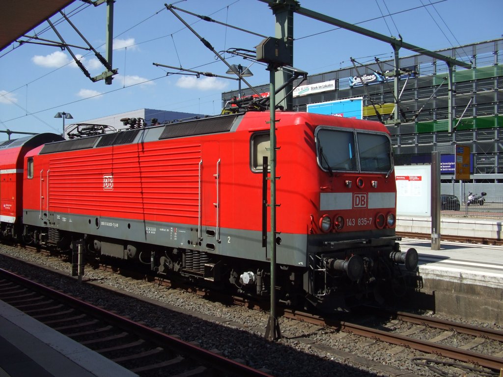Ein seltener Gast in Bielefeld: 143 835-7 wartet mit dem RegionalExpress auf die Rckfahrt nach Braunschweig. Aufgenommen am 16.07.2010.