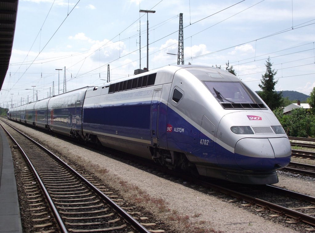 Ein seltener Gast im Frankenland! Ein TGV Duplex (Tz 4702) steht am 7. Juni 2011 als Messfahrt im Bahnhof Lichtenfels. Selbst das rtliche Zugpersonal fotografierte diese Besonderheit.