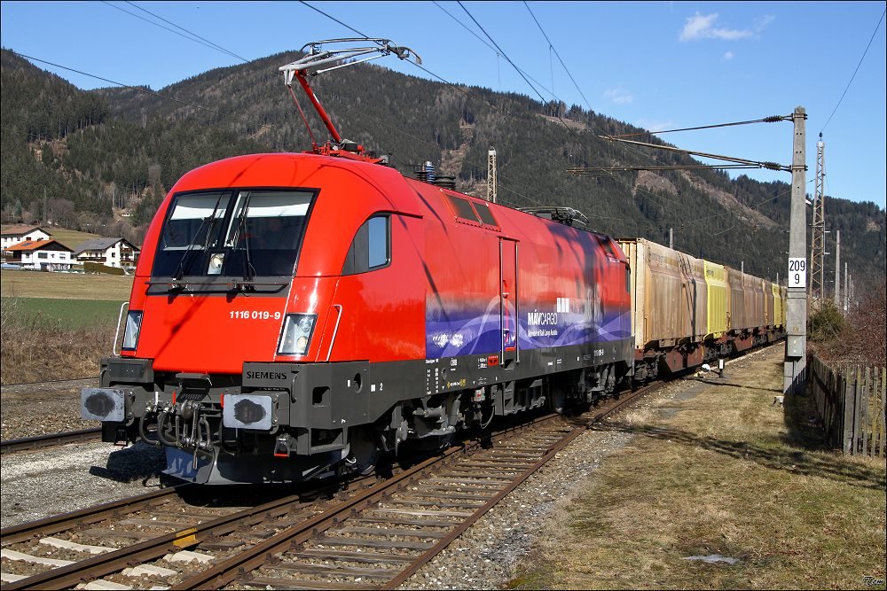 Ein seltener Gast im Murtal.
MAV Cargo 1116 019 fhrt mit einem Hackschnitzelzug im Bahnhof Kraubath ein.
02.2010