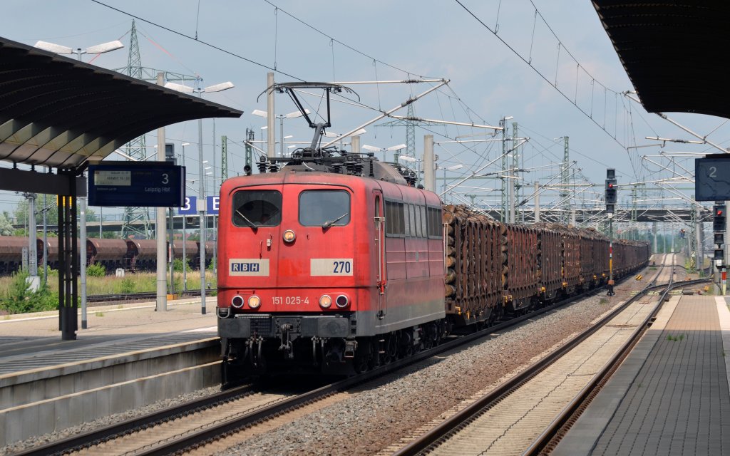 Ein seltener Gast rollte am 27.06.13 durch Bitterfeld. 151 025 der RBH rollte mit einem Holzzug am Haken Richtung Delitzsch.