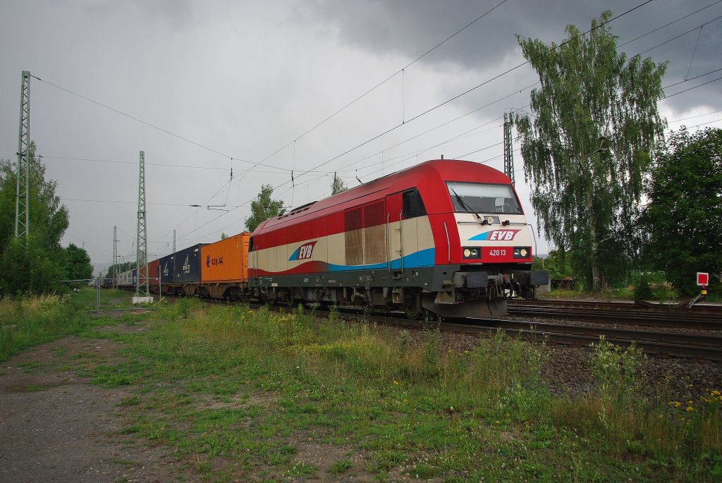 Ein seltener Gast vor der Haust�r: EVB's 420 13 mit Containerzug in Richtung S�den. Aufgenommen am B� Eltmannshausen am 29.07.2010.