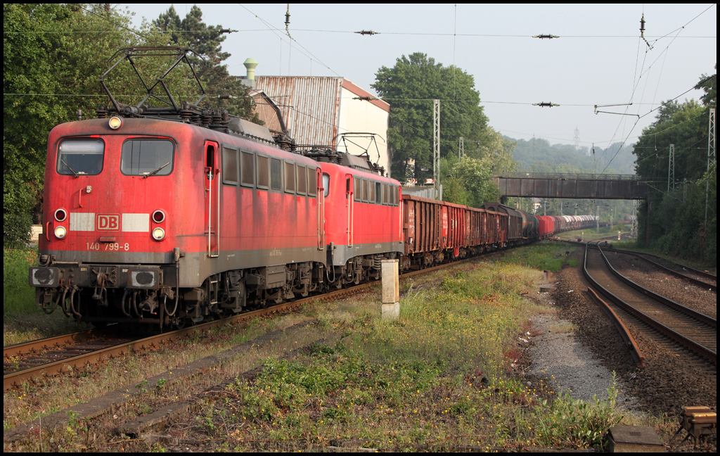 Ein seltenes Doppelpack: 140 799 (9180 6140 799-8 D-DB) und 140 833 (9180 6140 833-5 D-DB) bespannen einen langen gemischten Gterzug zum Rangierbahnhof Hagen-Vorhalle. (Wengern Ost am 21.05.2011)