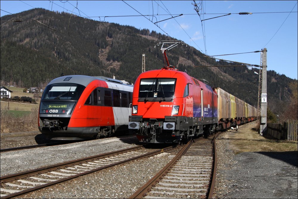 Ein seltenes Treffen gab es am 27.02.2010 in Kraubath.
1116 019 der MAV Cargo brachte einen Hackschnitzelzug nach Kraubath und im Hintergrund ist Desiro 5022 025 bei einer �berstellfahrt zu sehen.