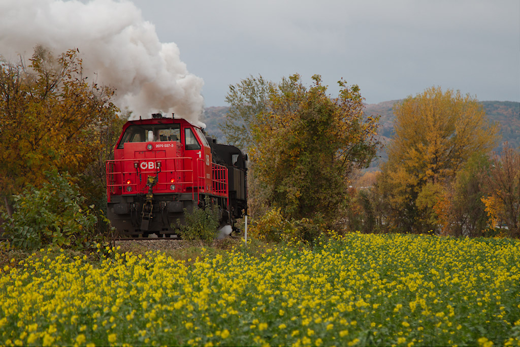 Ein seltsamer Lokzug bestehend aus 93.1420 und 2070.037-3 in Korneuburg. (28.10.2012)