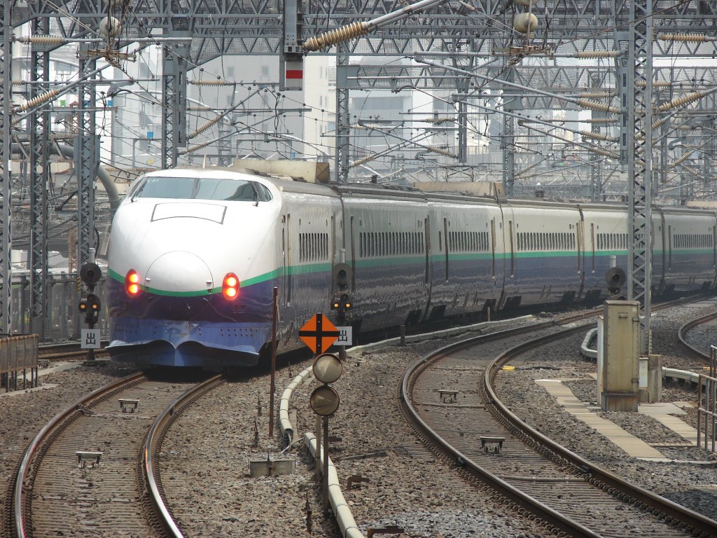 Ein Shinkansen der Serie 200 aus den 70er Jahren verlässt Tokyo