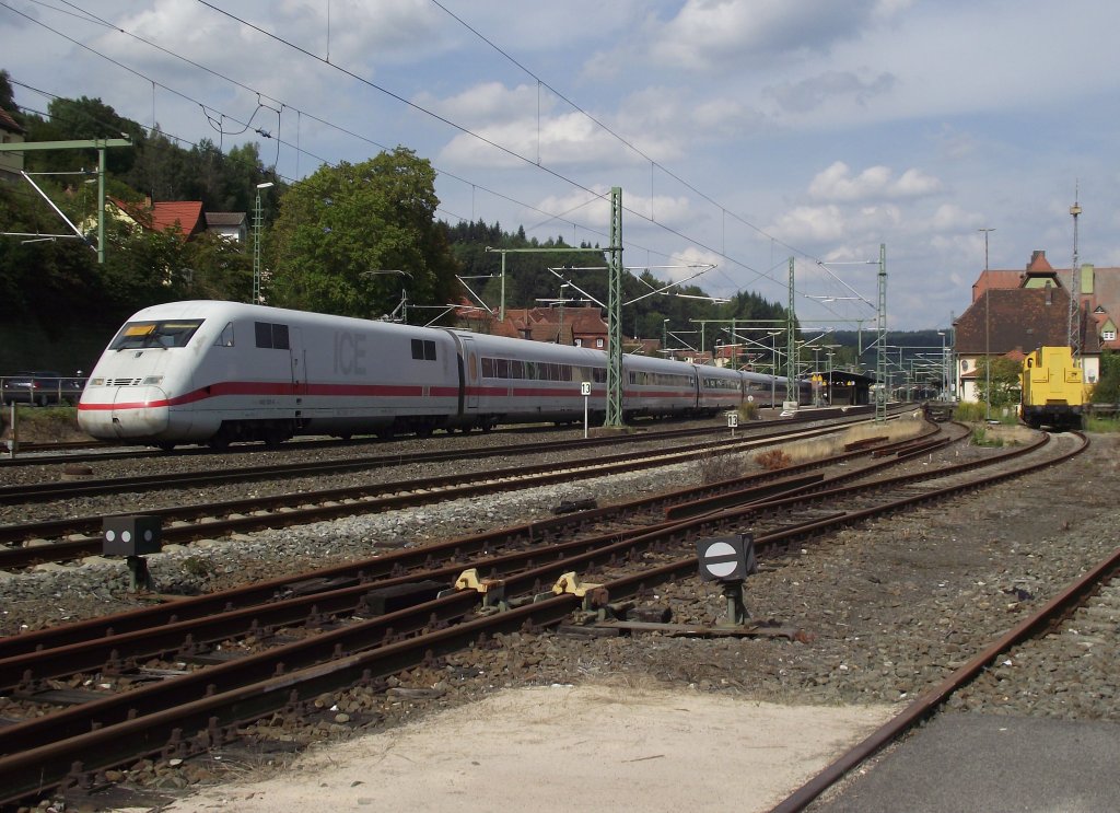 Ein siebenteiliger ICE 2 durchfhrt am 4. September 2011 als berfhrung von Berlin nach Nrnberg den Kroancher Bahnhof ber Gleis 3.