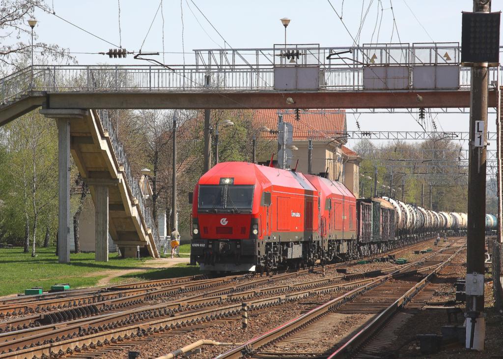 Ein Siemens  Doppelpack , vorne Er 20 032 erreicht aus Richtung Vilnius
kommend am 29.4.2012 den Bahnhof Kaisyadoris und fhrt weiter gen Nord
Westen in Richtung Klaipeda.