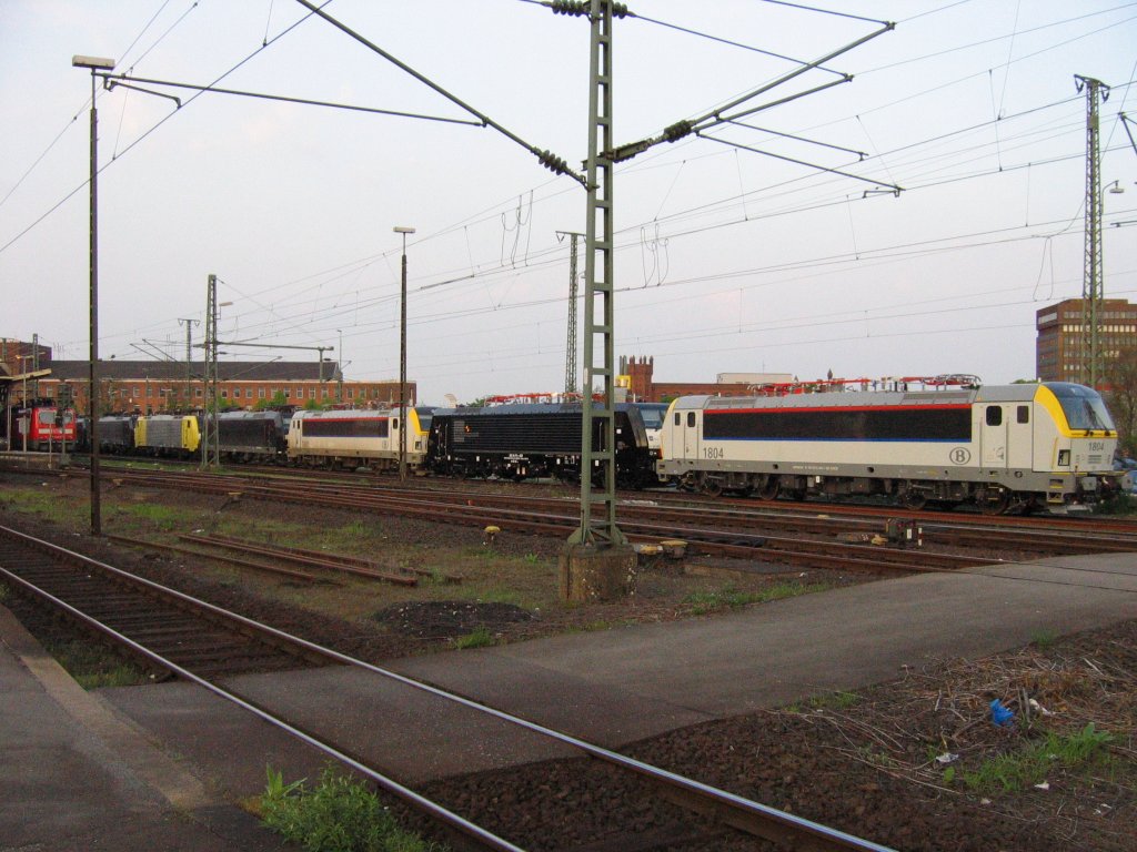Ein Siemenslokzug am 15.04.09 in Mnchengladbach Hbf. 1804, 185 551,  189 409, 1801, 189 203, 189 204 und 189 200.