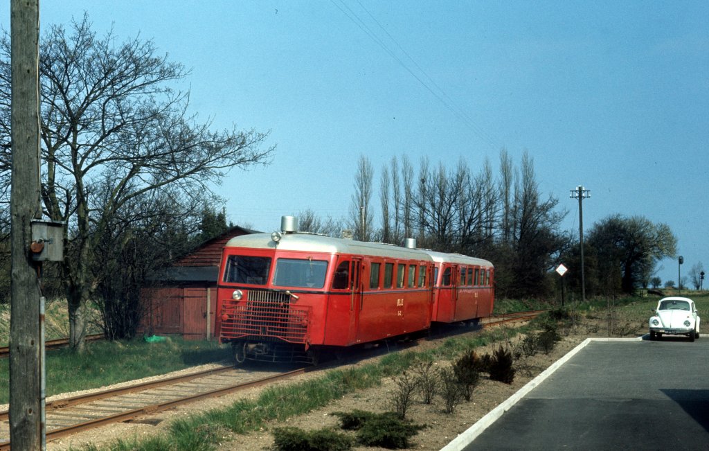 Ein SJS-Zug bestehend aus zwei Schienenbustriebwagen (Sm) verlsst am 24. April 1973 Hrlev in Richtung Fakse Ladeplads. - Links im Bild ahnt man das Gleis, das in Richtung Kge fhrt.