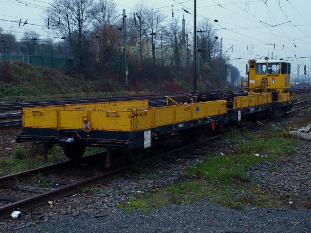 Ein SKL mit 2 Gleiskraftwagenanh�nger Kla03 steht beladen mit Holzschwellen und Werkzeug in Aachen West. 