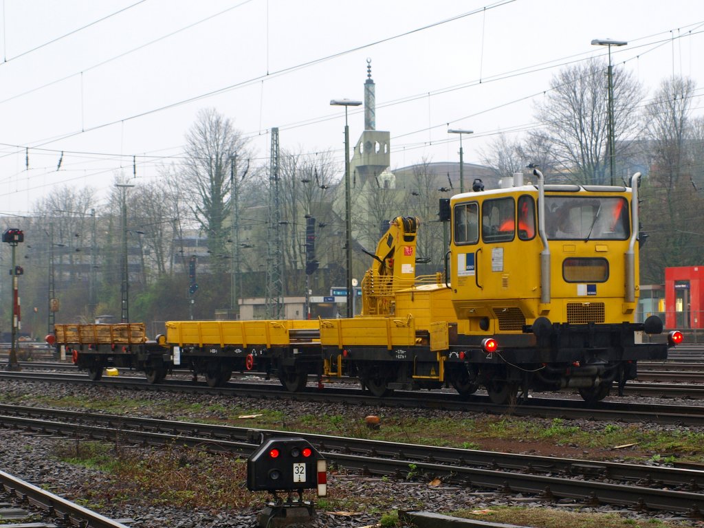 Ein SKL schiebt am 08.04.2010 zwei Wagen bei Nieselregen durch Aachen West.