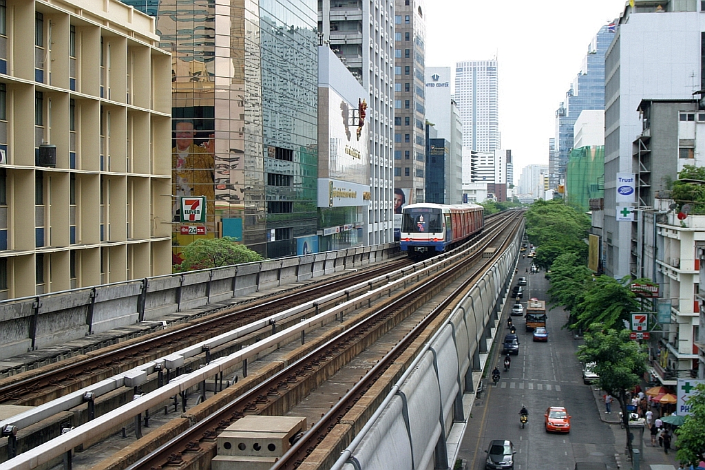 Ein Skytrain-Triebwagen fährt am 22.Mai 2007 hoch über der Thanon Silom von der BTS Sala Daeng Station (S2) in Richtung BTS Chong Nonsi Station(S3).
