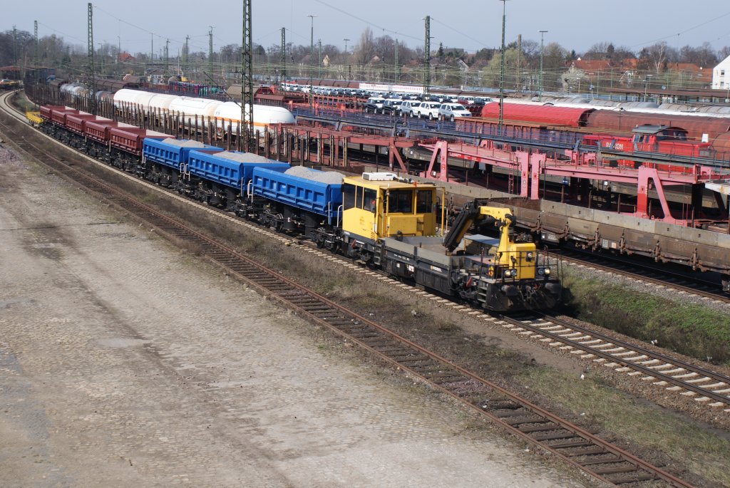 Ein SLK mit 7 Schotterwagen am Haken fuhr am 07.04.2010 auf dem Gterumgehungsgleis durch den Seelzer Rbf.
