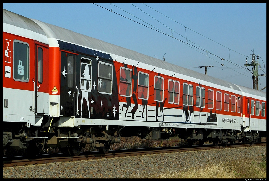 Ein slowakischer Liegewagen (Bcmh 51 56 05-70 512-5) von Wagon Service Travel luft, mit einer Beklebung versehen, im Sonderzug von Mller-Reisen. (bei Angersdorf, 21.10.2012)