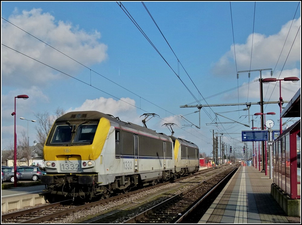 Ein SNCB Lokzug, bestehend aus den HLE 1332 und 1330 durchf�hrt am 06.02.2011 den Bahnhof von P�tange. (Jeanny)  