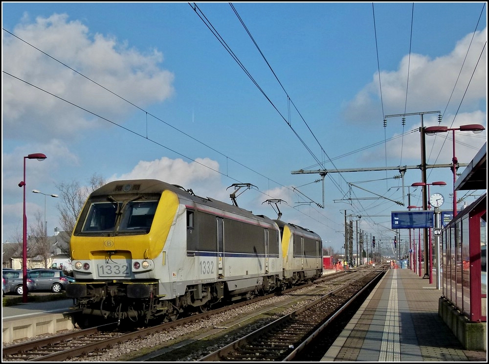 Ein SNCB Lokzug, bestehend aus den HLE 1332 und 1330 durchfhrt am 06.02.2011 den Bahnhof von Ptange. (Jeanny)  