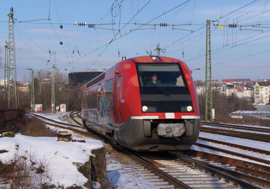 Ein SNCF  Baleine Bleu , obwohl er DB verkehrsrot ist, macht sich auf den Weg ber die franzsische Grenze nach Forbach. Der Typ X 73900 (BR 641) wird von TER Lorraine eingesetzt.

Zwei Fahrzeuge ((X 73914 und 73915) gibt es in DB Rot, wenn auch die Farbe und das DB Emblem schon etwas gelitten haben. Um welches Fahrzeug es sich handelt ist leider nur an der Seite des Triebwagens zu erkennen.


KBS 682 - 24.01.2013