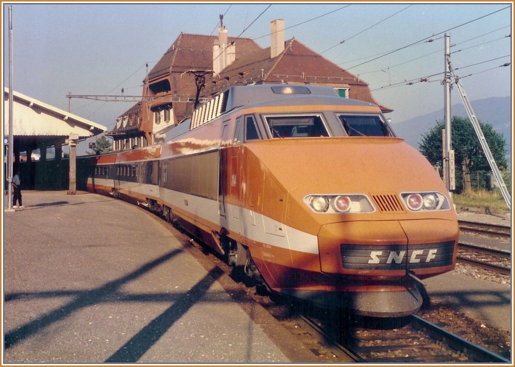 Ein SNCF TGV von Lausanne nach Paris wartet im Grenzbahnhof von Vallorbe auf die Weiterfahrt. 
September 1985.
(Gescanntes und überarbeitets Analog Bild)