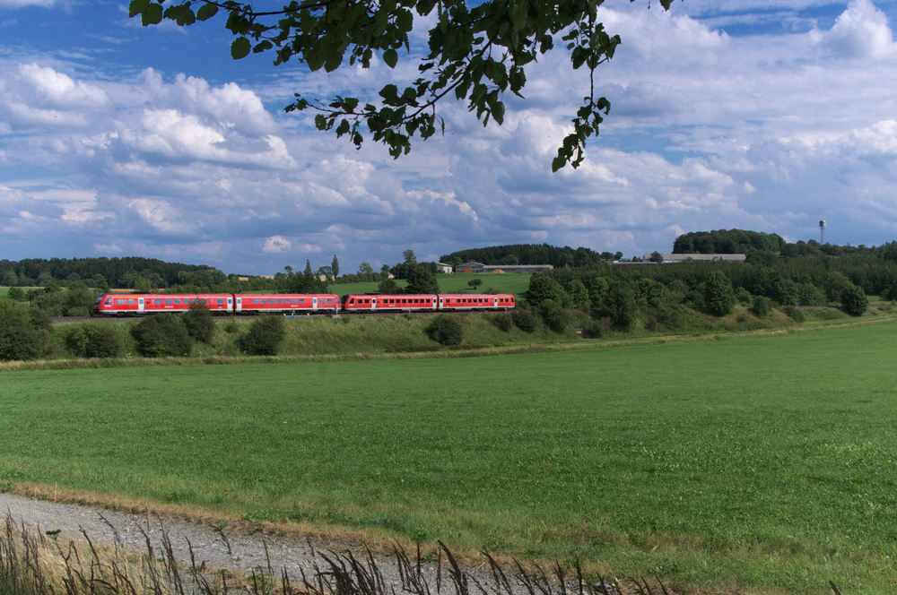 Ein Sommertag im August 2012 - Die Sommertage am Jahr 2012 waren d�nn ges�t , doch am 04.08.2012 hatte die Sonne langsam die Oberhand gewonnen.

Ein 612er Doppel des Franken - Sachsen Express hat gerade den ehemaligen DDR Grenzbahnhof Gutenf�rst durchfahren, nach 5 Kilometern wird die Grenze zu Bayern erreicht.

Bis zur Wende konnte hier Niemand stehen und Photos machen, denn das Gebiet um den Grenzbahnhof war gut bewacht.
Wacht�rme, Kolonnenwege, Z�une,Streifen und Flutlichtanlagen  sch�tzten  die DDR Grenze.

Bahnstrecke Hof - Leipzig