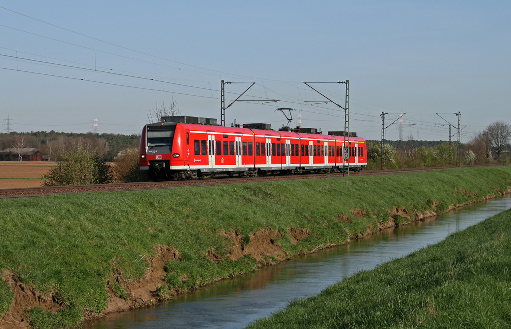 Ein Sonderling unter den Ludwigshafener 425 der S-Bahn Rhein-Neckar ist der hier abgebildete Triebwagen. Er besitzt auf der Front gleich zwei Nummern, denn er wurde aus zwei verschiedenen 425 zusammengesetzt. Am 06. April ist 425 225 / 425 227 als S 6413 von Germersheim nach Bruchsal bei Wiesloch unterwegs.
