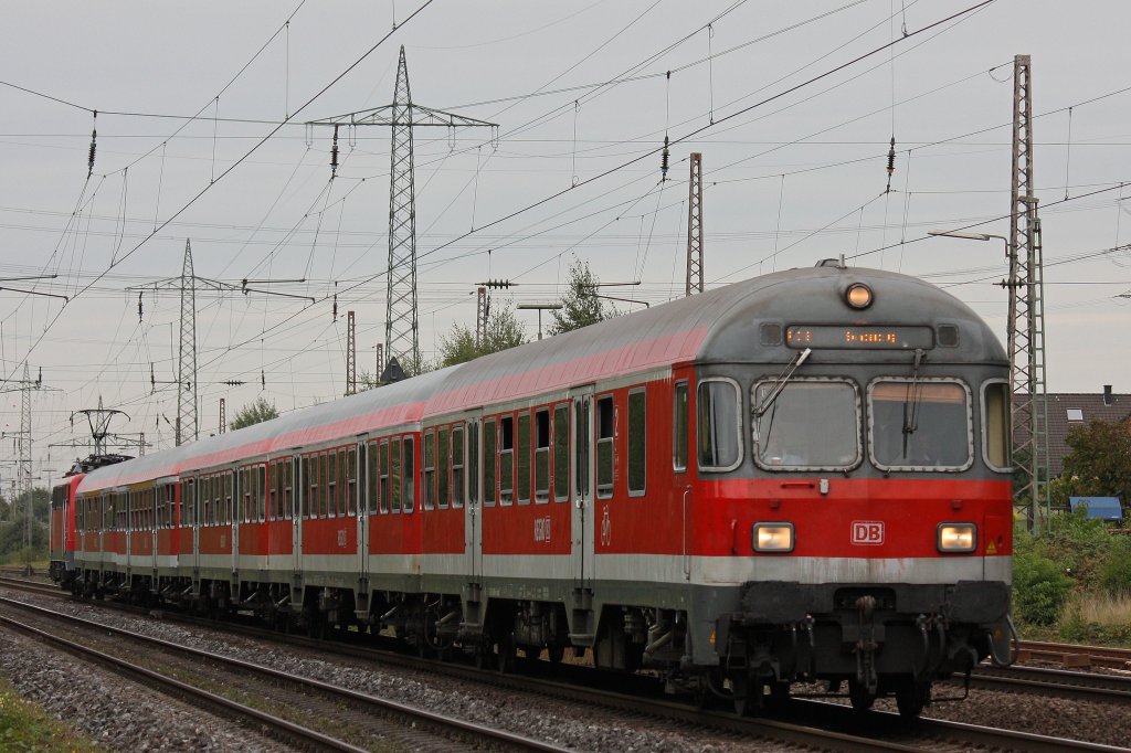 Ein Sonderzug geschoben von 111 151 am 23.9.12 bei der Durchfahrt durch Ratingen-Lintorf.